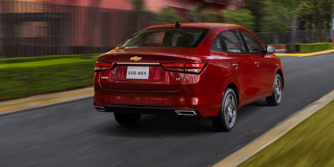 Nuevo Chevrolet Aveo 2024, auto tipo sedán con spoiler con tercera luz de freno