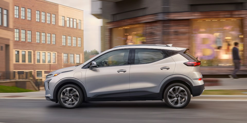 Chevrolet Bolt EUV 2023 con faros Intellibeam y manijas de puertas al color de la carrocería