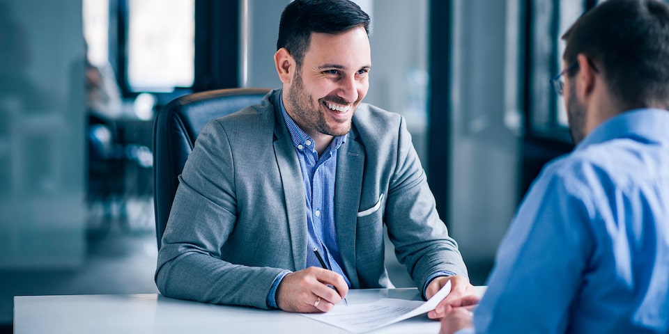 Asesor de GM Financial atendiendo a un cliente