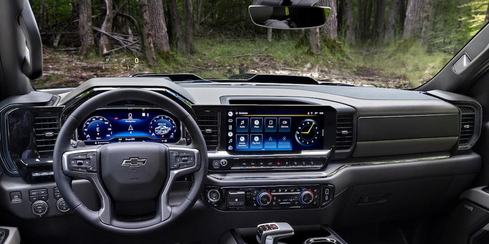 Moderno y tecnológico interior de la cabina de tu pickup Chevrolet, integrada con pantalla de infoentretenimiento, clúster de instrumentos digital y más