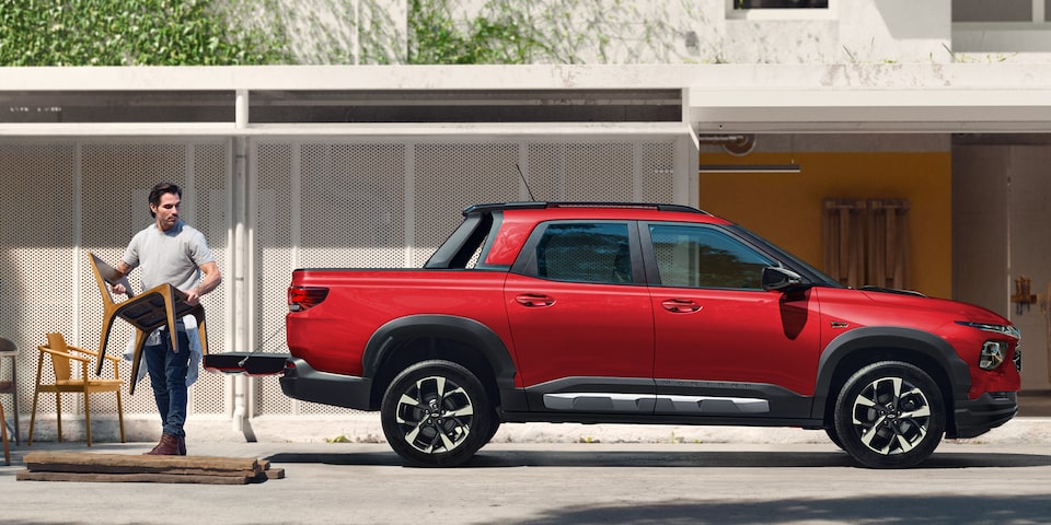 Diseño de Chevrolet Montana, camioneta pickup compacta con faros y luces diurnas full LED