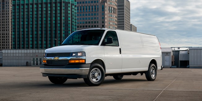 Camioneta Chevrolet Express Van 2024 con faros de halógeno y rines de acero de 16 pulgadas