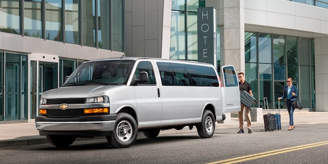 Chevrolet Express Van 2024 con defensa delantera con barra de impacto