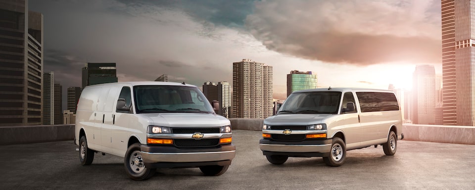 Chevrolet Express Van 2023, camioneta disponible en versión Cargo con motor V6 y Passenger con espacio para 12 y 15 personas.