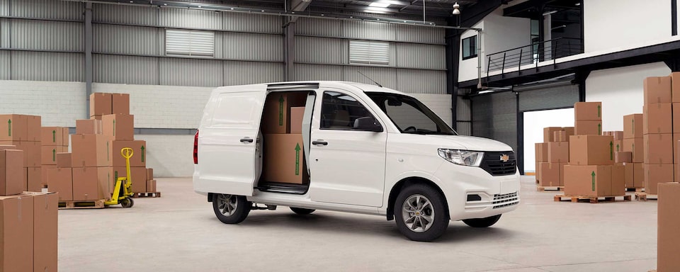 Chevrolet Tornado Van 2023, con capacidad de carga de 650 kg, 3,050 litros cúbicos de espacio y versatilidad para adaptarse a todo tipo de trabajo